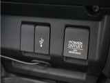 ◆USB接続端子◆スマホやiPodなどを接続して、いつもの音楽を車内でもお楽しみいただけます♪