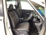 フロント広々、セパレートシートの運転席は、ハイトアジャスターが付いているので、快適にドライブができます。ハンドルはテレスコピック機能で、ハンドル位置を上・下・手前・奥に調節できます。