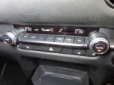 運転席と助手席それぞれで温度調整が可能なオートエアコンに加え、ステアリングヒーターと前二席分のシートヒーターが車内を快適に保ちます。