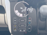 【オートエアコン】一度お好みの温度に設定すれば、車内の温度を検知し風量や温度を自動で調整。暑い&hellip;寒い&hellip;と何度もスイッチ操作をする必要はありません。快適な車内空間には必須の機能ですね♪