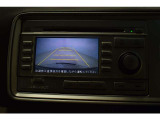 後退時に車両の後ろ側をモニター画面に表示します。
