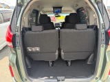 フル乗車時でも十分な荷室です。