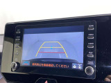 後方の見える安心をお届けするバックガイドモニター付:バックするときのアシストラインもあって楽々バック!車庫入れや縦列駐車をサポートし、苦手な駐車も安心です!今やもう手放せない装備ですネ♪