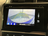 リバースギアに入れるだけで後方の表示へ切り替わります。夜間や雨の日の駐車も楽になりますよ。