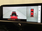 パノラミックビューモニターを装備。駐車場や交差点でクルマを真上から見るように周囲を確認できます。機能の詳細は販売店スタッフまでおたずねください。