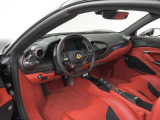 こちらは左ハンドルのお車でございます。内装色はRosso Ferrariを選択しております。