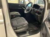 操作性とデザイン性を兼ね備えた運転席となっております。