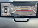360度ビューカメラを搭載。4方の小型カメラの映像を処理し、車両真上からの映像に変換しています。
