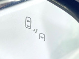 【ブラインドスポットワーニング】走行中、ドアミラーの死角になりやすい箇所に後続車が接近するとサイドミラー付近に警告を表示、ドライバーに注意喚起をしてくれます。