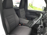 フィット感のあるシート。しっかりと支えてくれるので、長時間の運転を快適にサポートしてくれます。アームレスト付き。長距離ドライブも快適に過ごせます。