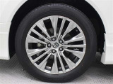 高輝度シルバー塗装された19インチアルミホイールが装着されています。タイヤサイズ225/55R19