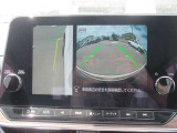 運転席から確認が難しい車体の左側もナビのモニターで確認できます!