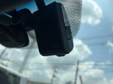 前後ともナビ連動型純正ドライブレコーダー付き。あおり運転や事故時の証拠をしっかり残せる安心の装備です!!