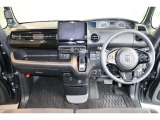 操作性に優れた運転席となります!小物入れや各ボタンの配置にこだわり、使いやすいです!座り心地もよく視認性も良好なのでロングドライブもお任せ下さい!