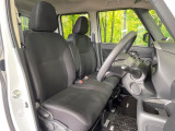 運転席まわりには十分なスペースがあり、大柄な方でもゆったり運転していただける環境です。