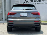 Audiのリヤディフューザーは、車両の後方での空気の流れを整え、乱流を減少させることで、走行安定性を向上させます。またスポーティで洗練された外観を提供し、全体のスタイルに一体感を持たせます。