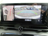 上空から見下ろしているかのように駐車できるアラウンドビューモニター。車庫入れや縦列駐車に役立ちます。