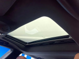 ●サンルーフ:開放感たっぷりの希少装備、サンルーフが装着されています!車内に明かりを取り入れたり景色を楽しむ以外にも、車内の空気も簡単に換気できて快適です!