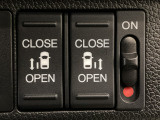 【両側パワースライドドア】両側がパワースライドドアになっており、運転席のスイッチやスマートキーでも開閉が可能です!開口部も広いので乗り降りも楽々♪