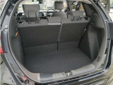フル乗車時でも十分な荷室です。
