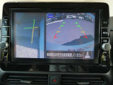ギアを『R』に入れた後、カメラボタンを押すと、運転席から見えない左側面をナビ画面にうつしてくれるので、幅寄せや縦列駐車がし易くなります。