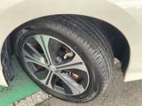 タイヤサイズは215/50R17純正アルミホイールが足元をかっこよく引き締めます