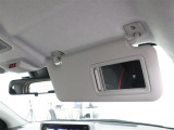 サンバイザー裏にバニティミラー付きです。降車前の身だしなみチェックにご活用ください。