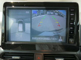 ギアを『R』に入れるとナビ画面に、まるで雲の上から覗いているような映像が映り、駐車をサポートしてくれます。