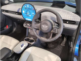 MINIの内装はとにかく『円』に拘ったデザインコンセプトが一目で伝わってきます。これほど円形に拘った車は他に御座いません。伝統のデザイン、トグルスイッチなど遊び心のある内装で御座います。