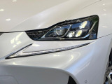 【LEDヘッドライト】悪天候や夜間走行時も良好な視界を確保し安心して運転できる高輝度LEDヘッドライトを装備!点灯速度が早く、消費電力も抑えられています。