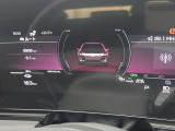 スピードメーターなどの運転に必要な計器とともに、オーディオ・電話の操作画面などを表示。レイアウトはステアリングスイッチで切り替えでき運転に集中しながら必要な情報を瞬時に得ることが可能。