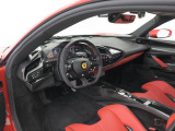 こちらは左ハンドルのお車でございます。内装色はRosso Ferrariを選択しております。