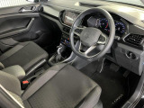 車に乗り込む際に見える景色です。分かりにくいかもしれませんが、ナビがちょっと運転席側に傾いており、走行中に視線を正面から離れない様に考えてデザインしております。