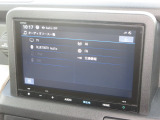 ナビゲーションは純正8インチメモリーナビ(VXM-245ZFEi)を装着しております。AM、FM、Bluetooth、フルセグTVがご使用いただけます。初めて訪れた場所でも安心ですね!