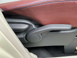 運転席はラチェット式レバーで高さも調整できます