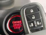 【Hondaスマートキー】カバンやポケットに入れたままでもドアの施錠・解錠が可能なスマートキーを装備。エンジンのオン・オフ時もカギを取り出す必要が無いからとっても便利です♪