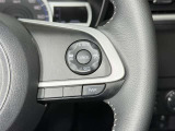 【ステアリングスイッチ右】手を離さずに様々な操作が可能です。