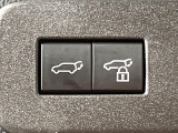 【パワーバックドア】スマートキーや運転席のボタンを押すだけでリアゲートが自動で開閉します!荷物を持っている時や、高い位置にあるバックドアを閉める際に便利な機能です♪
