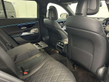 メルセデスのシートは少し硬めになっております。長時間の運転の際、適度な反発があることでお尻や腰の負担を減らす効果が御座います。
