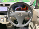 インテリアに合わせたデザインのステアリングは、運転される方のことも考え、運転しやすい形状、大きさです。是非一度、実際に触ってお確かめください。