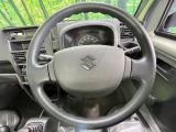 インテリアに合わせたデザインのステアリングは、運転される方のことも考え、運転しやすい形状、大きさです。是非一度、実際に触ってお確かめください。