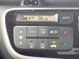 【オートエアコン】一度お好みの温度に設定すれば、車内の温度を検知し風量や温度を自動で調整。暑い&hellip;寒い&hellip;と何度もスイッチ操作をする必要はありません。快適な車内空間には必須の機能ですね♪