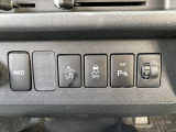 【スマートアシスト】走行中に前方の車両等を認識し、衝突しそうな時は警報とブレーキで衝突回避と被害軽減をアシスト。より安全にドライブをお楽しみいただけます。