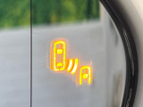 【ブラインドスポットモニター】走行中、ドアミラーの死角になりやすい箇所に後続車が接近するとサイドミラーのレンズに警告を表示!ドライバーに注意喚起をしてくれます。