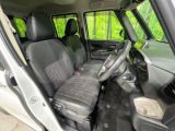 運転席まわりには十分なスペースがあり、大柄な方でもゆったり運転していただける環境です。