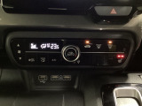セレクトレバーの左上にオートエアコンがついてますので簡単操作で快適に過ごせます。運転席のみシートヒータースイッチ内蔵で2段階の温度設定ができます。