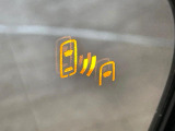 【ブラインドスポットモニター】走行中、ドアミラーの死角になりやすい箇所に後続車が接近するとサイドミラーのレンズに警告を表示!ドライバーに注意喚起をしてくれます。