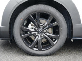 18インチ純正アルミホイールを装備。タイヤサイズは215/55R18となります。