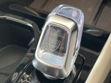 【オレフォス社製クリスタル・シフトノブ】高い存在感を放つクリスタルのシフトノブはボルボ車のみに装備される特別なアイテム。スウェーデン南部のクリスタルガラスメーカー、オレフォス社による製造。