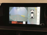 複数のカメラの映像をもとに、クルマを真上から見ているような映像をドライバーに提供し駐車をサポートする機能です。